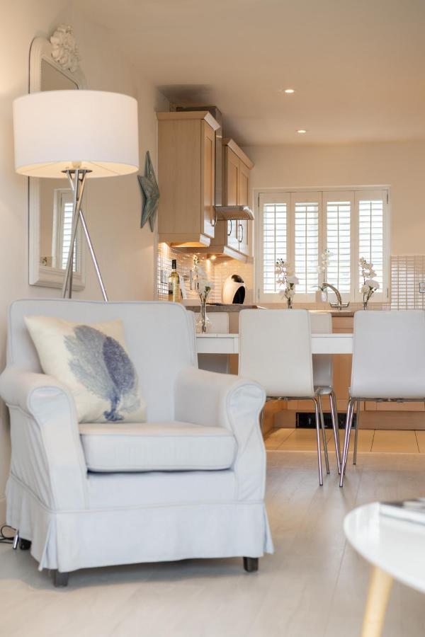 Luxury Beachfront Outstanding 2 Bedroom Apartment Eastbourne Exterior photo